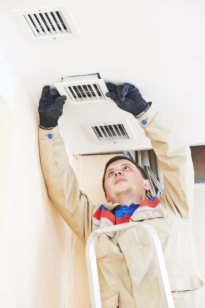 Technicien PCE installant un système de ventilation VMC à Villers-Cotterêts