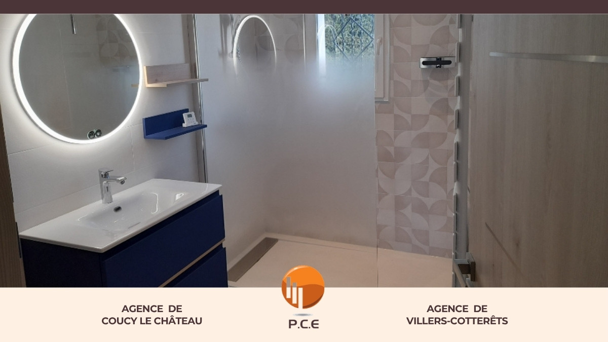 salle de bain créée dans une maison ancienne avec douche à l’italienne et meuble vasque