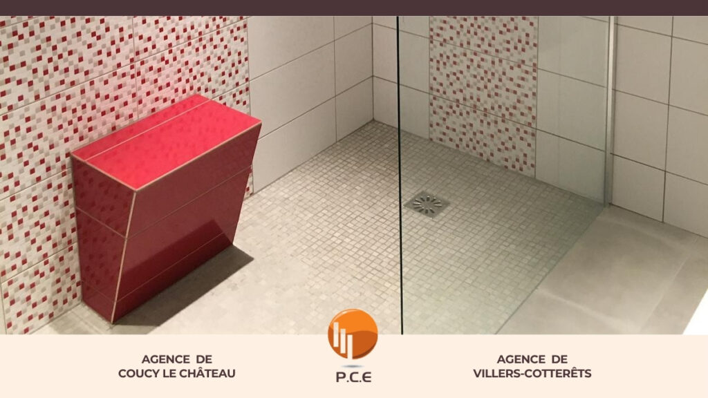 douche à l’italienne avec banc intégré en faïence dans une salle de bain
