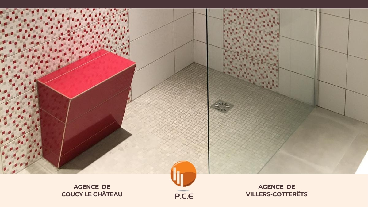 douche à l’italienne avec banc intégré en faïence dans une salle de bain